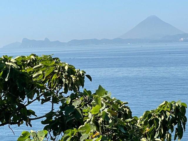 軽キャンピングカーちょいCamから見た薩摩半島の開聞岳の美しい姿