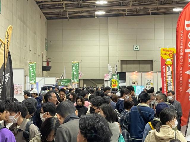 名古屋モビリティショーで、軽キャンパーちょいCamブース前にすごい人