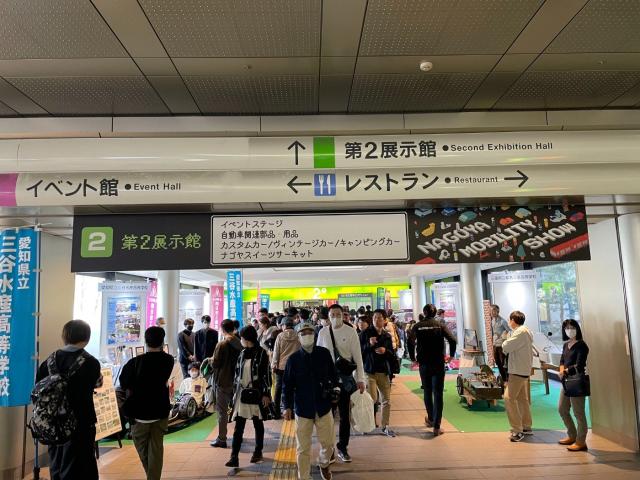 名古屋モビリティショーのゲートに計キャンパーを見ようと集まる人々